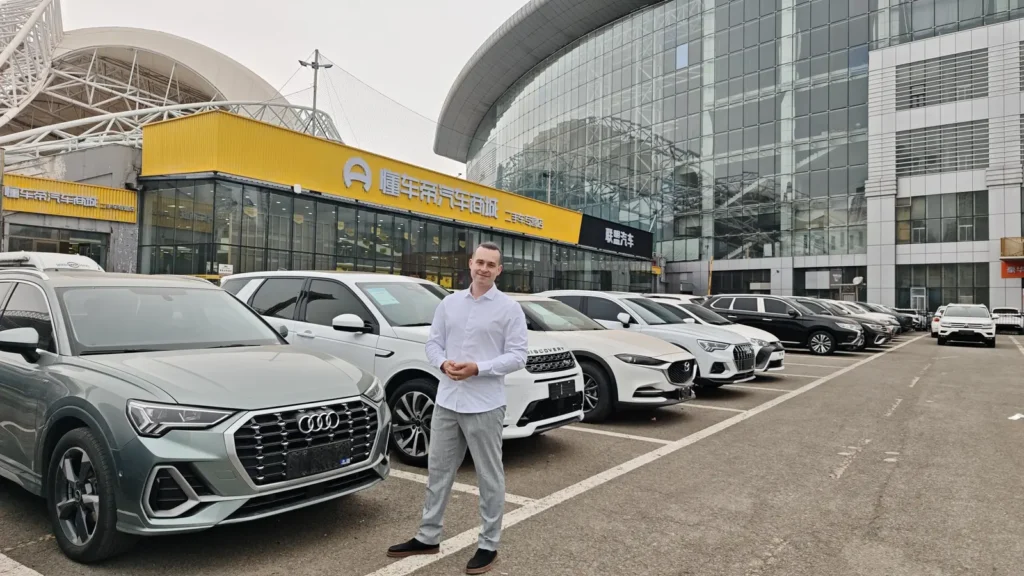 Представитель Shinezo Auto на автомобильной базе в Харбине