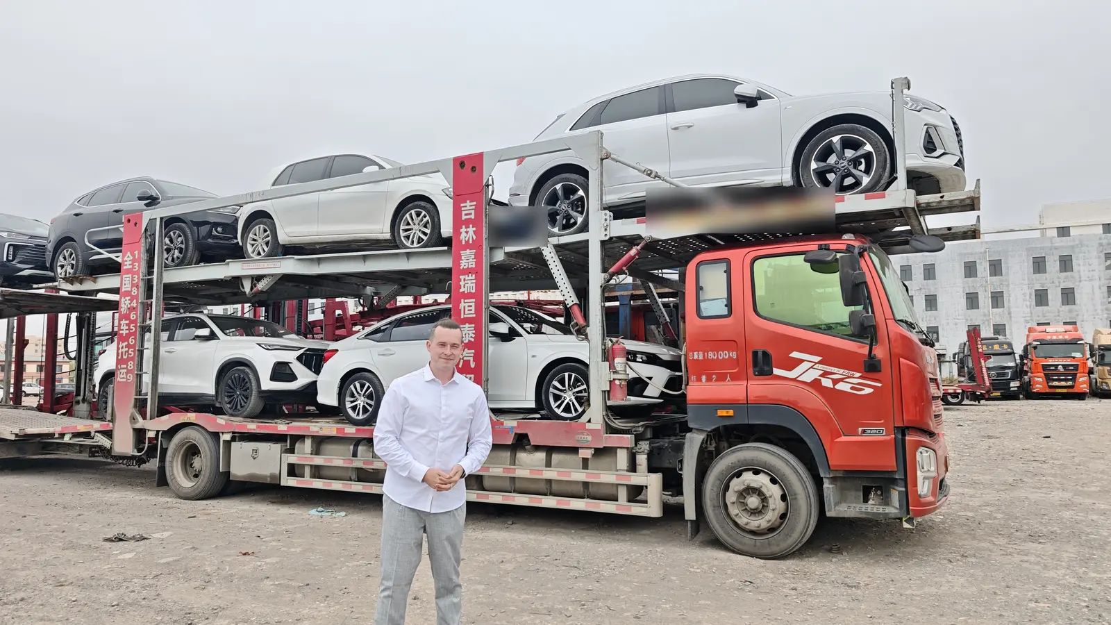 Автовоз с автомобилями в Китае