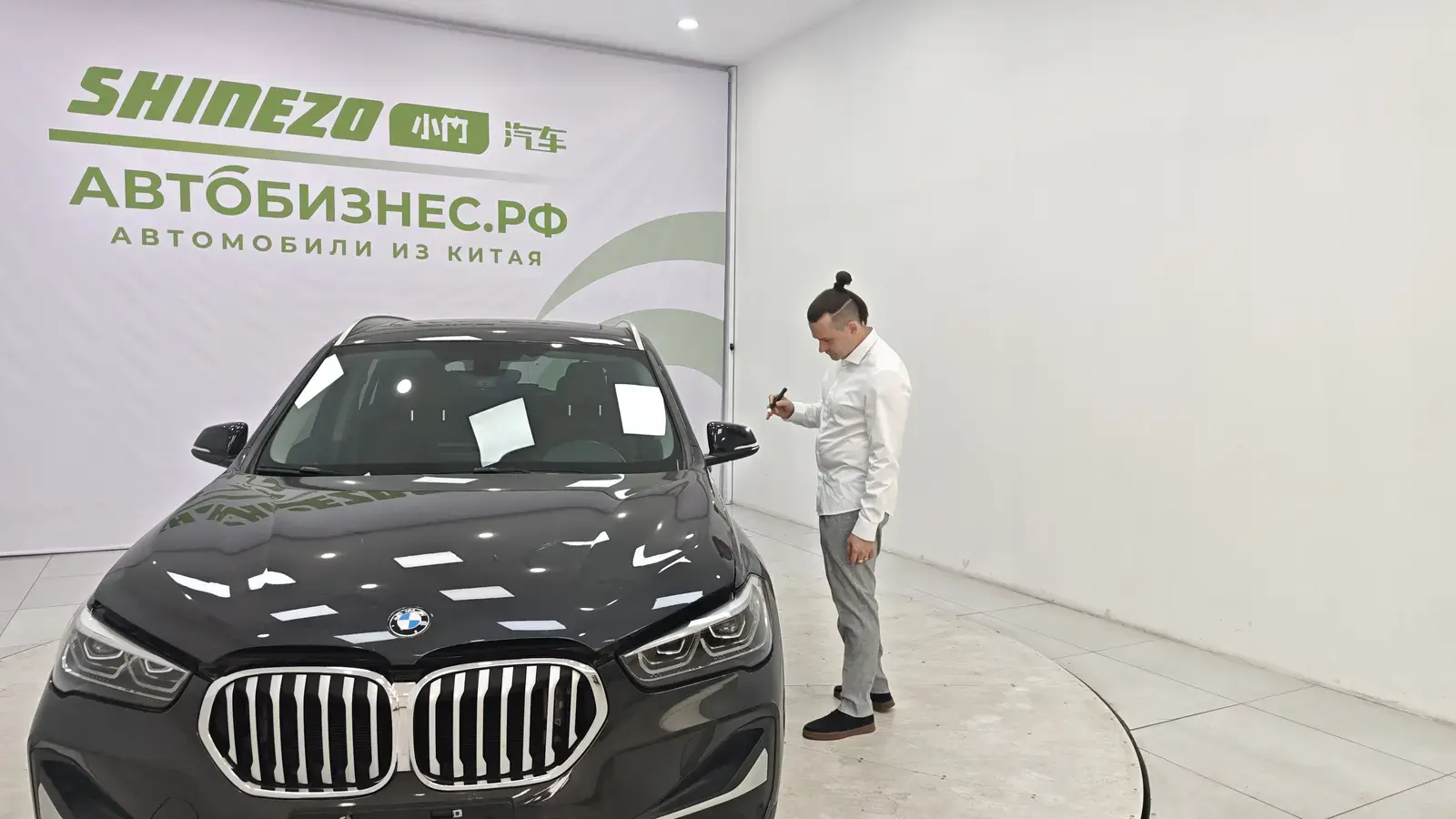 Осмотр автомобиля специалистом базы в Харбине