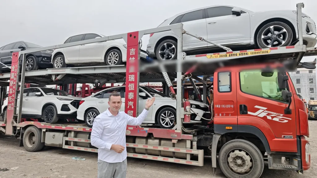 Представитель Shinezo Auto у автовоза с автомобилями в Китае