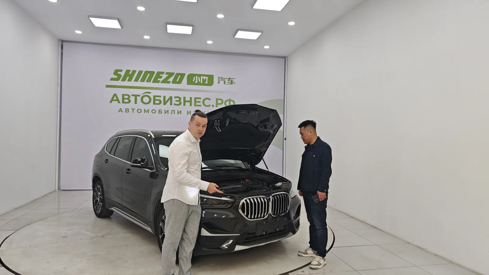 Представитель Shinezo обсуждает автомобиль с китайской командой