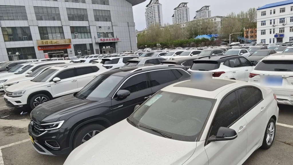 Автомобили международных брендов на площадке в Китае