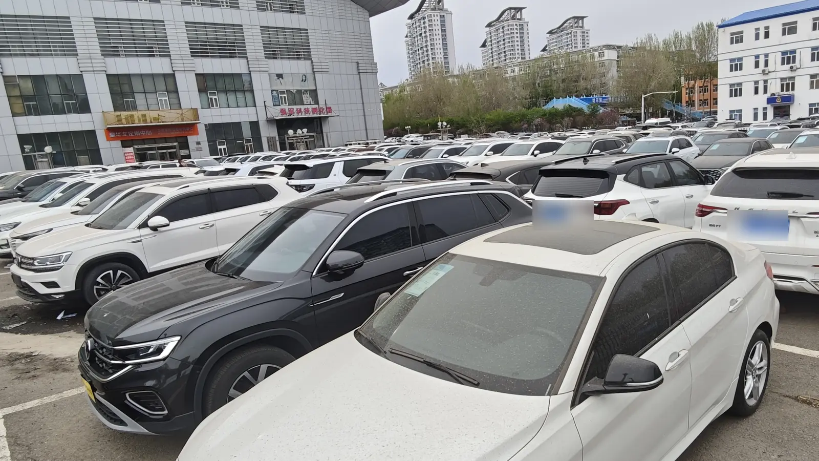 Автомобили международных брендов на площадке в Китае